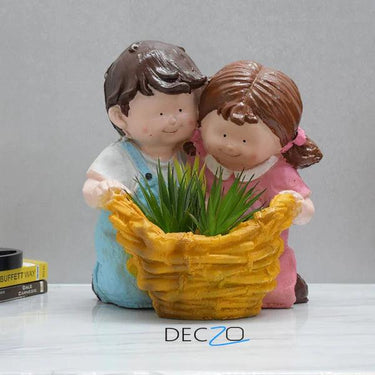 SITTING CUTE COUPLE PLANTER